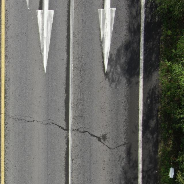 真实道路航拍样例，可见横向路面裂缝
